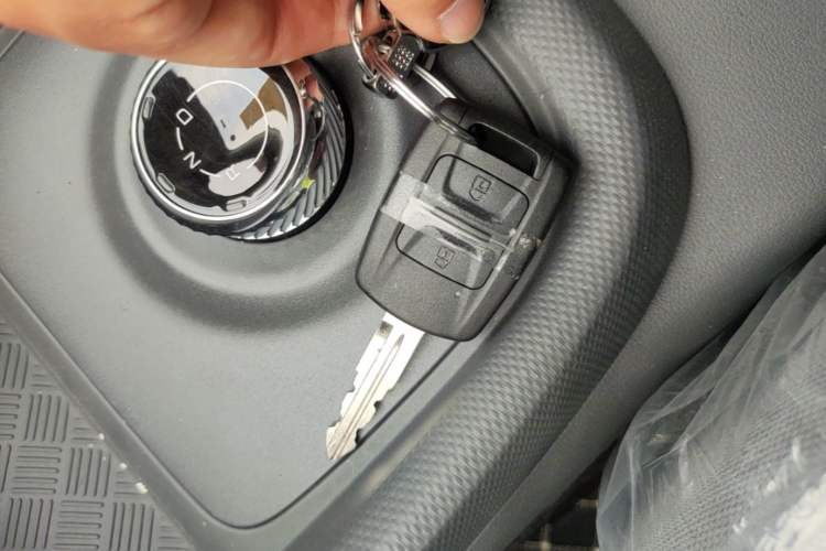 Used Wuling Hongguang New Energy 2025 Extended-Range Hybrid 50 km Utility Version Vehicle Key