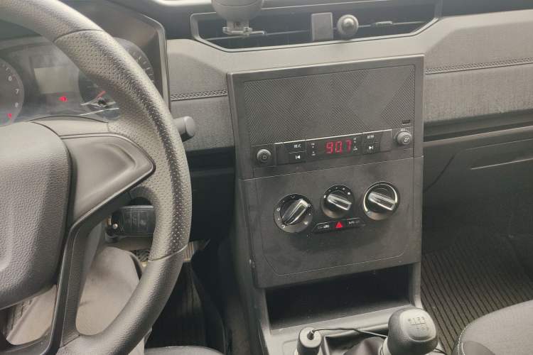 Used Wuling Hongguang PLUS 2020 1.5L Manual Standard Edition 5 Seats Audio And AC Panel