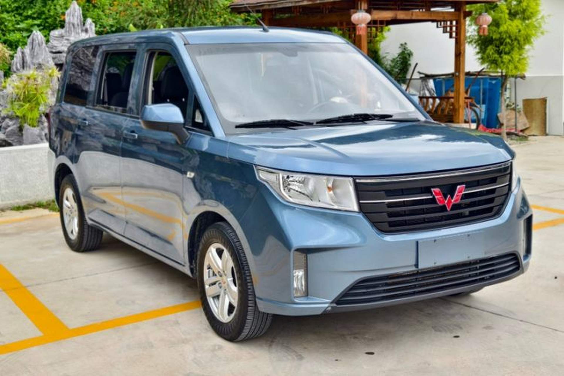 Used Wuling Hongguang PLUS 2019 1.5T Manual Comfort Version 7 Seats Exterior 2