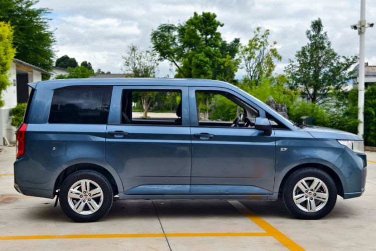 Used Wuling Hongguang PLUS 2019 1.5T Manual Comfort Version 7 Seats Exterior 3