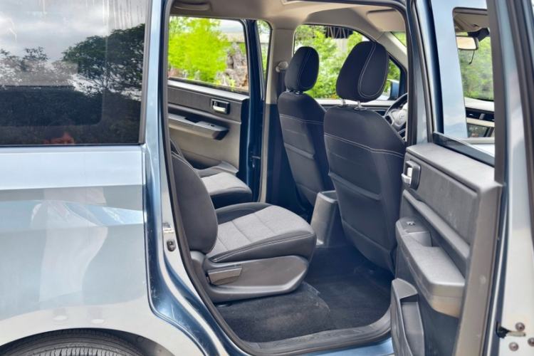 Used Wuling Hongguang PLUS 2019 1.5T Manual Comfort Version 7 Seats Interior 1
