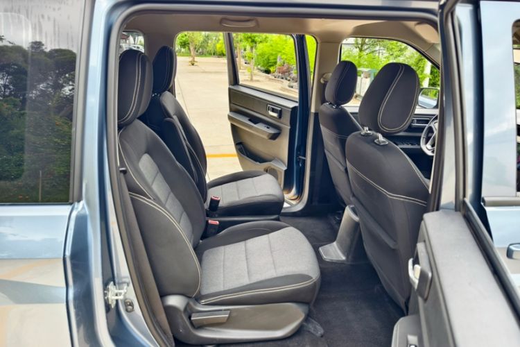 Used Wuling Hongguang PLUS 2019 1.5T Manual Comfort Version 7 Seats Interior 2