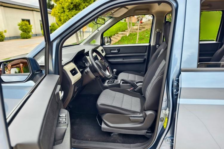 Used Wuling Hongguang PLUS 2019 1.5T Manual Comfort Version 7 Seats Interior 4