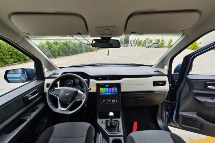 Used Wuling Hongguang PLUS 2019 1.5T Manual Comfort Version 7 Seats Interior 8