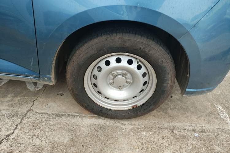 Used Wuling Hongguang PLUS 2020 1.5L Manual Standard Edition 5 Seats Right Front Wheel Hub