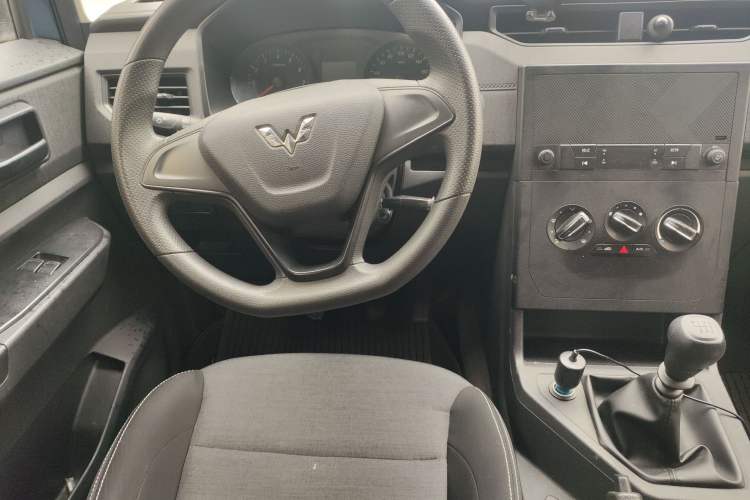Used Wuling Hongguang PLUS 2020 1.5L Manual Standard Edition 5 Seats Steering Wheel