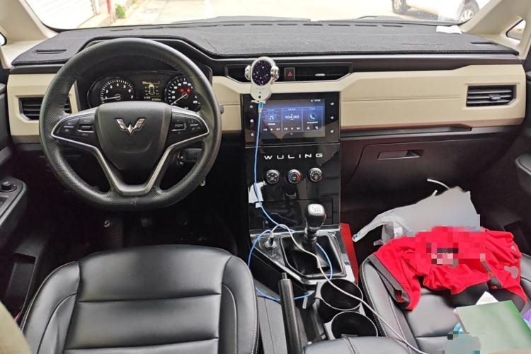 Used Wuling Hongguang PLUS 2019 1.5T Manual Luxury 7-Seater Interior 2