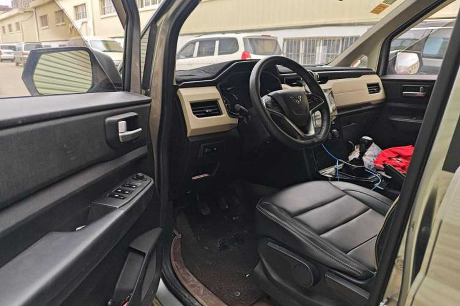 Used Wuling Hongguang PLUS 2019 1.5T Manual Luxury 7-Seater Interior 3