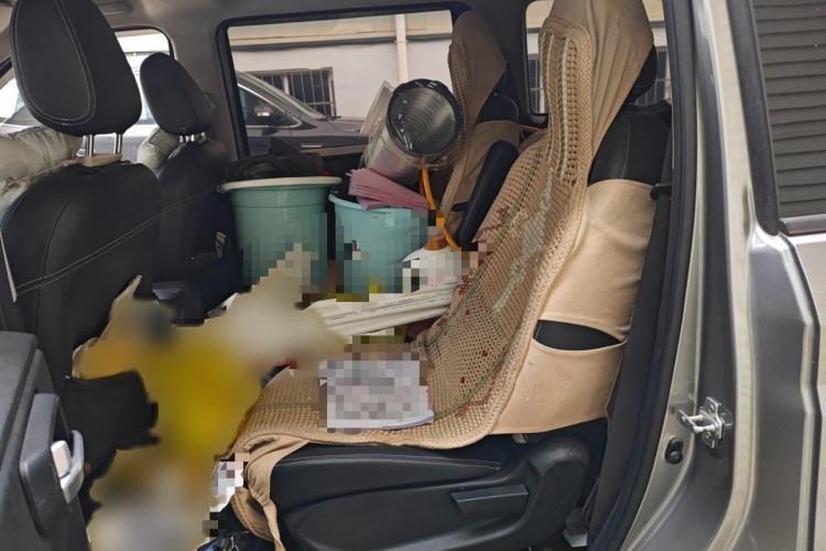 Used Wuling Hongguang PLUS 2019 1.5T Manual Luxury 7-Seater Interior 4