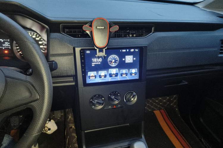 Used Wuling Hongguang PLUS 2019 1.5T Manual Standard Version 7 Seats Audio And AC Panel