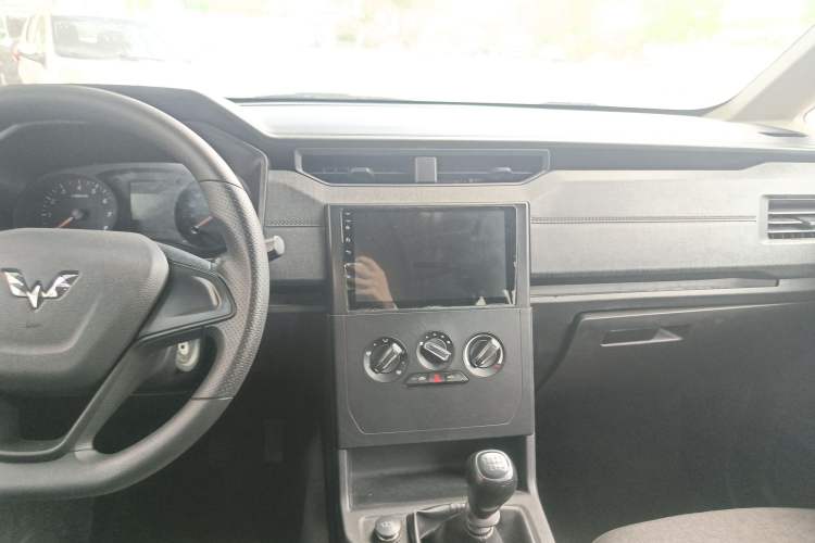 Used Wuling Hongguang PLUS 2019 1.5T Manual Standard Version 7 Seats Audio And AC Panel