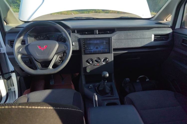 Used Wuling Hongguang PLUS 2020 1.5L Manual Comfort 7-Seater Center Console