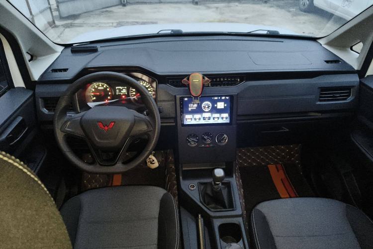 Used Wuling Hongguang PLUS 2019 1.5T Manual Standard Version 7 Seats Center Console