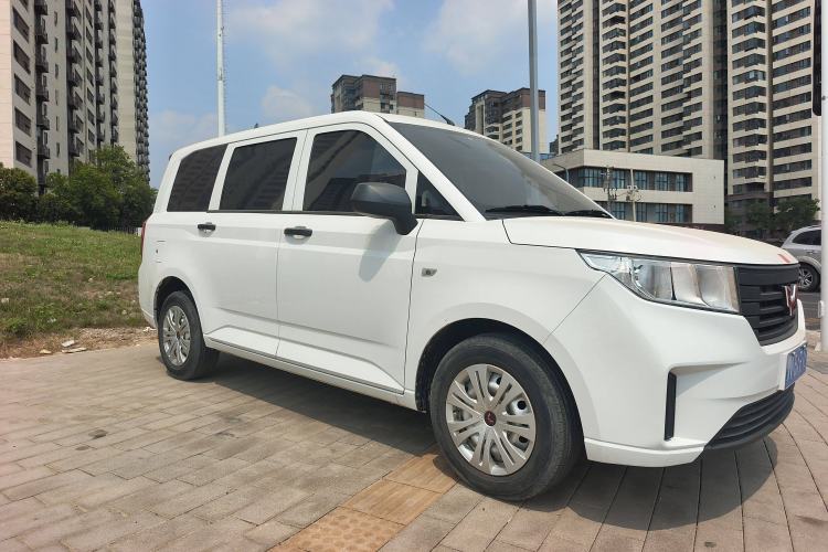Used Wuling Hongguang PLUS 2020 1.5L Manual Standard Edition 5 Seats Exterior 2