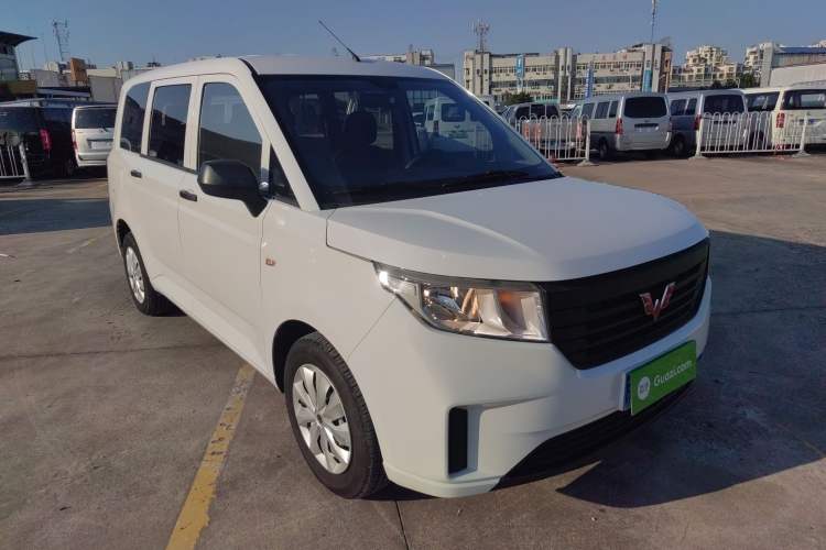 Used Wuling Hongguang PLUS 2020 1.5L Manual Comfort 7-Seater Front Right 45 Deg