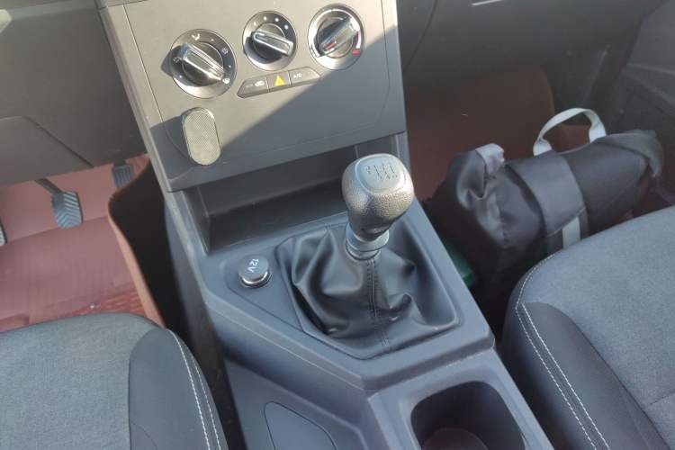 Used Wuling Hongguang PLUS 2020 1.5L Manual Comfort 7-Seater Gear Lever