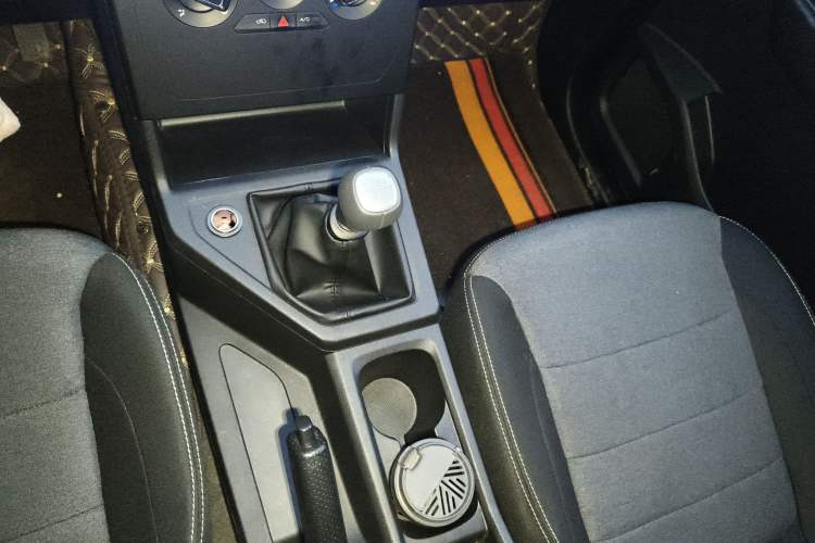 Used Wuling Hongguang PLUS 2019 1.5T Manual Standard Version 7 Seats Gear Lever