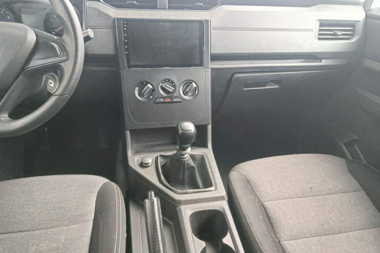 Used Wuling Hongguang PLUS 2019 1.5T Manual Standard Version 7 Seats Gear Lever