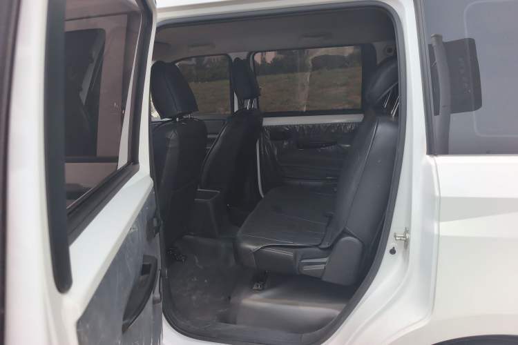 Used Wuling Hongguang PLUS 2020 1.5L Manual Standard Edition 5 Seats Interior 1