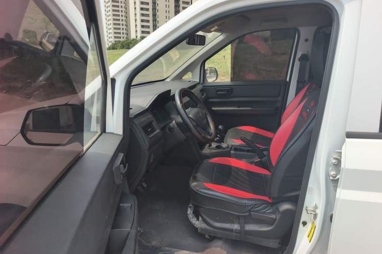Used Wuling Hongguang PLUS 2020 1.5L Manual Standard Edition 5 Seats Interior 2
