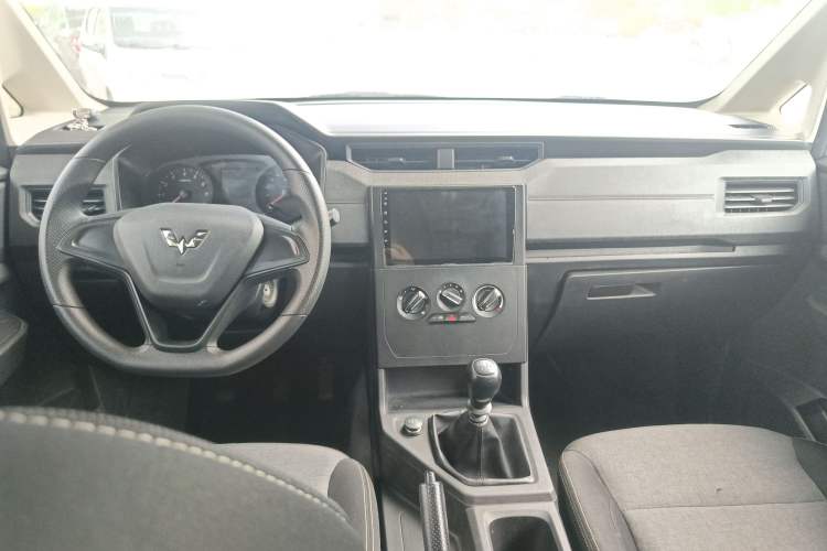 Used Wuling Hongguang PLUS 2019 1.5T Manual Standard Version 7 Seats Interior 2