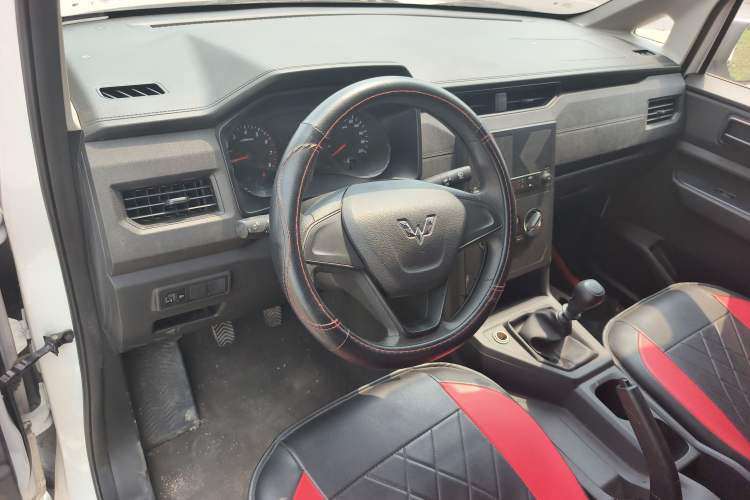 Used Wuling Hongguang PLUS 2020 1.5L Manual Standard Edition 5 Seats Interior 3