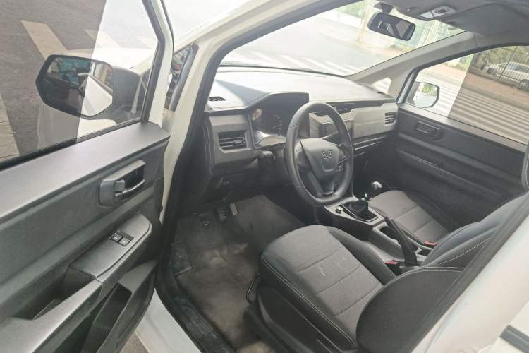 Used Wuling Hongguang PLUS 2019 1.5T Manual Standard Version 7 Seats Interior 3
