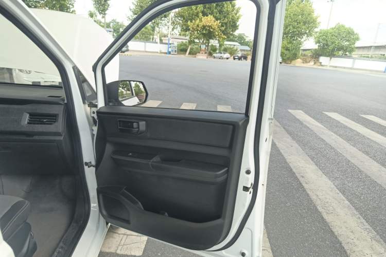 Used Wuling Hongguang PLUS 2019 1.5T Manual Standard Version 7 Seats Interior 5