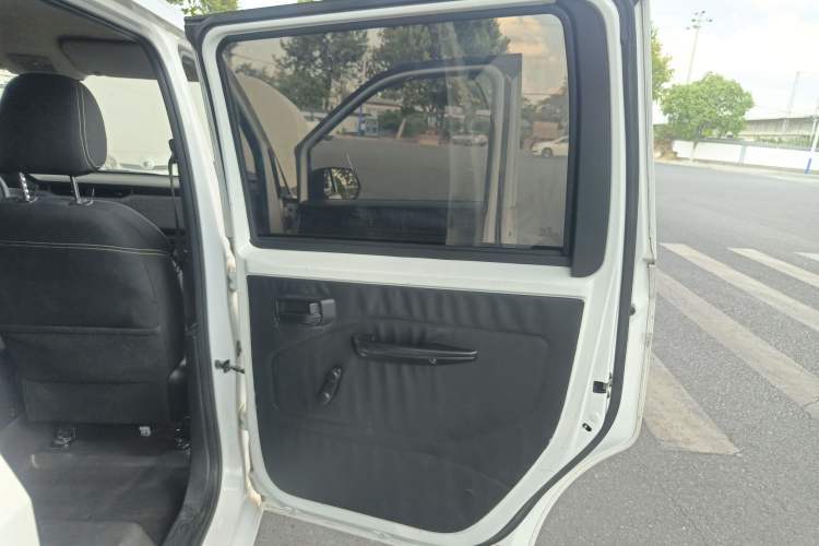 Used Wuling Hongguang PLUS 2019 1.5T Manual Standard Version 7 Seats Interior 6