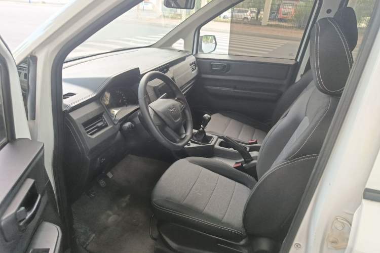 Used Wuling Hongguang PLUS 2019 1.5T Manual Standard Version 7 Seats Left Front Seat