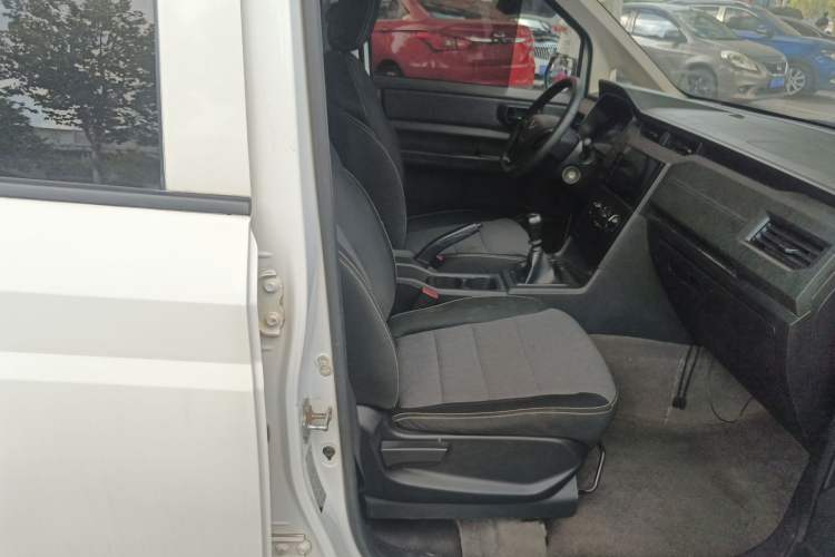 Used Wuling Hongguang PLUS 2019 1.5T Manual Standard Version 7 Seats Right Front Seat