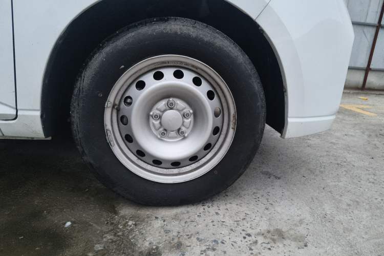 Used Wuling Hongguang PLUS 2019 1.5T Manual Standard Version 7 Seats Right Front Wheel Hub