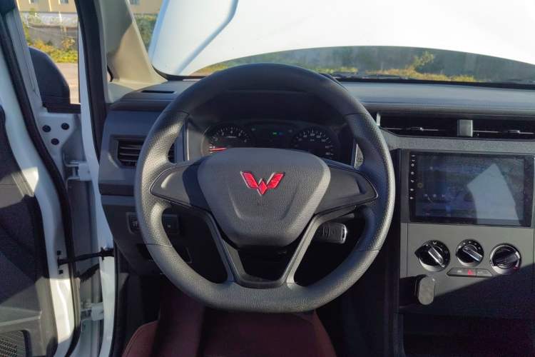 Used Wuling Hongguang PLUS 2020 1.5L Manual Comfort 7-Seater Steering Wheel