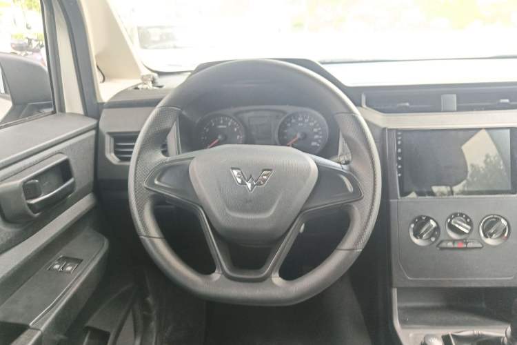 Used Wuling Hongguang PLUS 2019 1.5T Manual Standard Version 7 Seats Steering Wheel