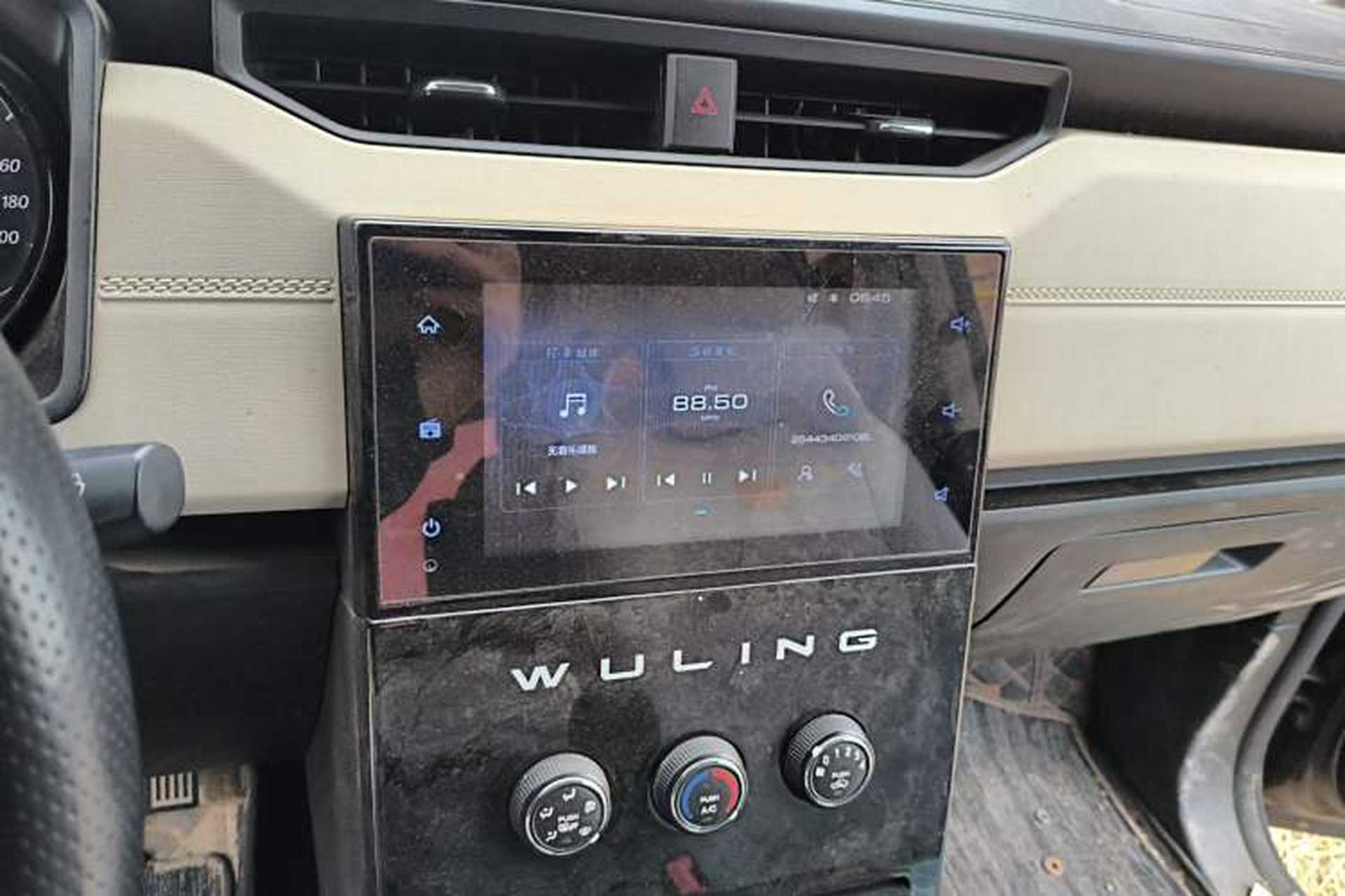 Used Wuling Hongguang PLUS 2019 1.5T Manual Luxury 7-Seater Audio And AC Panel