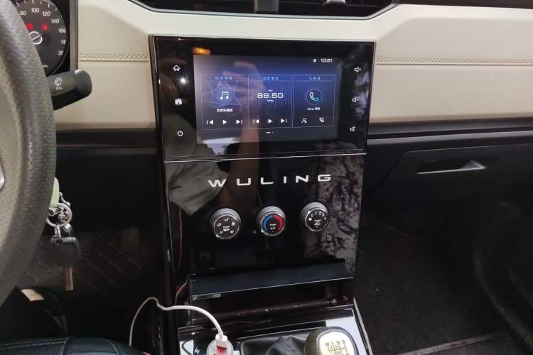 Used Wuling Hongguang PLUS 2019 1.5T Manual Luxury 7-Seater Audio And AC Panel