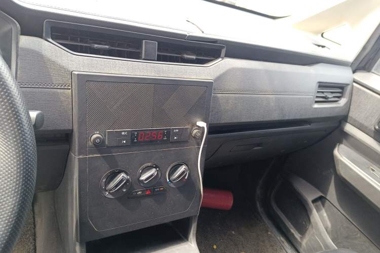 Used Wuling Hongguang PLUS 2019 1.5T Manual Standard Edition 5 Seats Audio And AC Panel