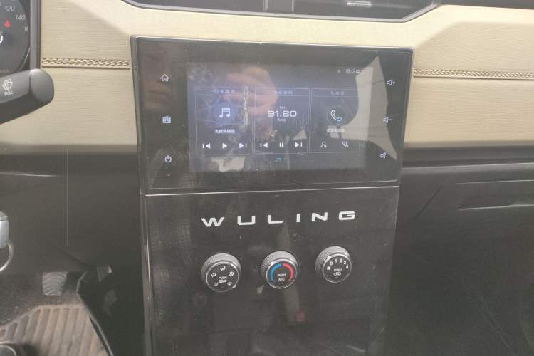 Used Wuling Hongguang PLUS 2019 1.5T Manual Luxury 7-Seater Audio And AC Panel