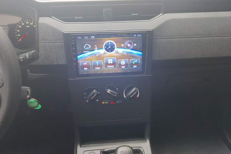 Used Wuling Hongguang PLUS 2019 1.5T Manual Standard Version 7 Seats Audio And AC Panel