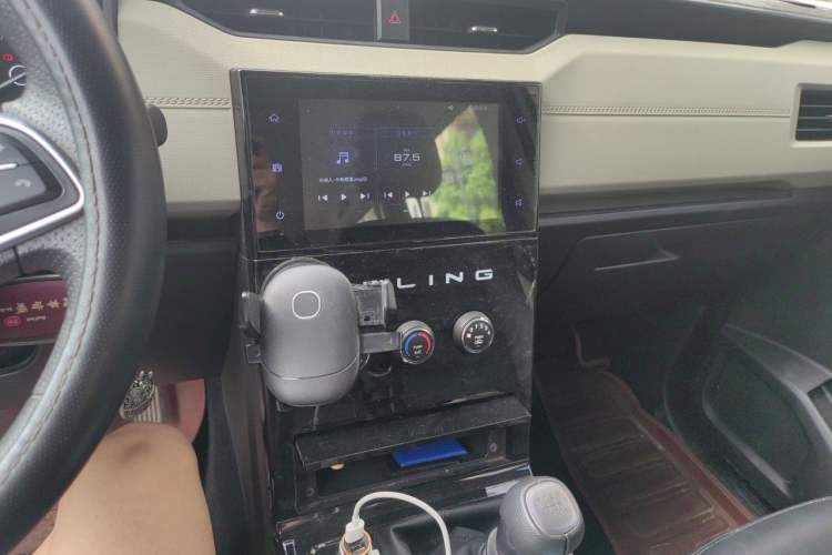 Used Wuling Hongguang PLUS 2019 1.5T Manual Luxury 7-Seater Audio And AC Panel