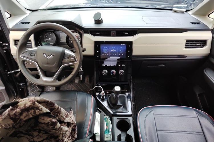 Used Wuling Hongguang PLUS 2019 1.5T Manual Luxury 7-Seater Center Console
