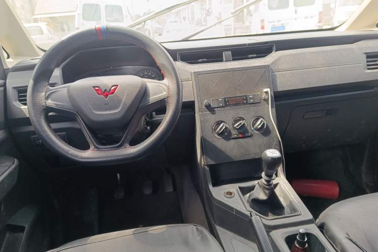 Used Wuling Hongguang PLUS 2019 1.5T Manual Standard Edition 5 Seats Center Console