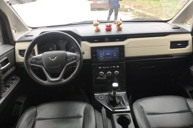 Used Wuling Hongguang PLUS 2019 1.5T Manual Luxury 7-Seater Center Console