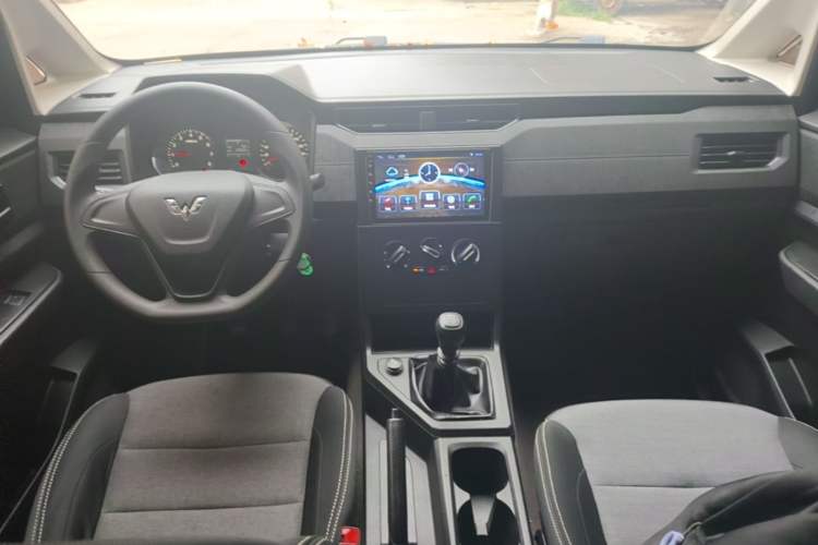 Used Wuling Hongguang PLUS 2019 1.5T Manual Standard Version 7 Seats Center Console