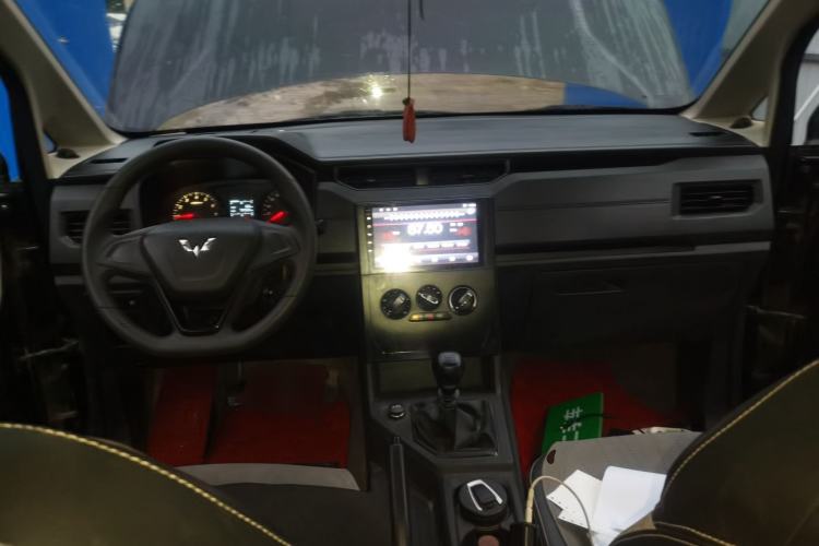 Used Wuling Hongguang PLUS 2019 1.5T Manual Standard Edition 5 Seats Center Console