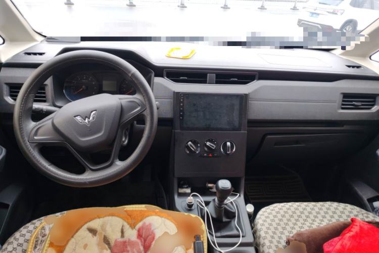 Used Wuling Hongguang PLUS 2019 1.5T Manual Standard Version 7 Seats Center Console