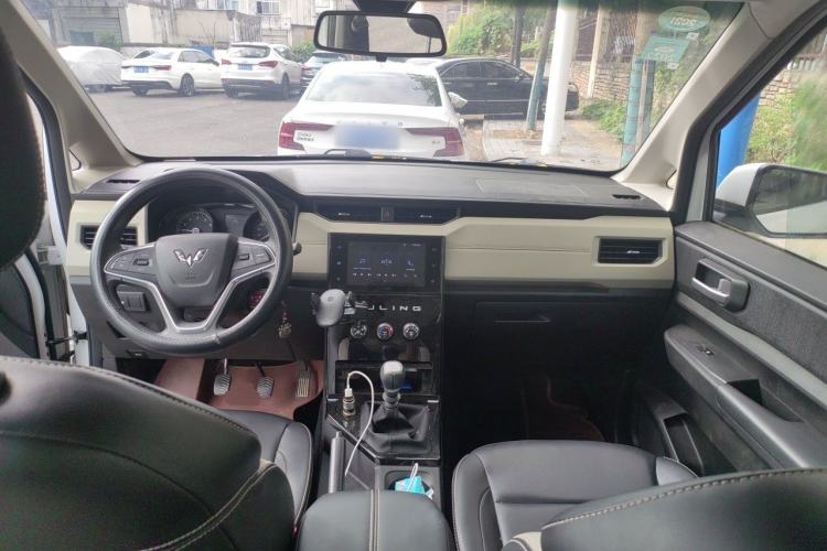 Used Wuling Hongguang PLUS 2019 1.5T Manual Luxury 7-Seater Center Console