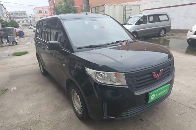 Used Wuling Hongguang PLUS 2019 1.5T Manual Standard Version 7 Seats Front Right 45 Deg