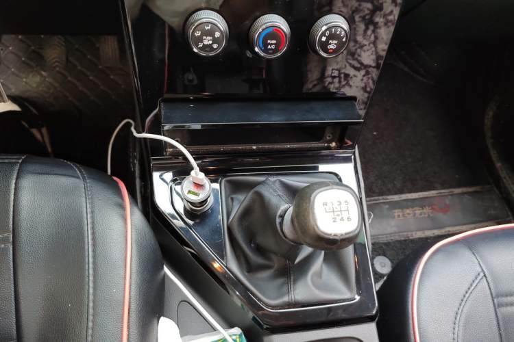 Used Wuling Hongguang PLUS 2019 1.5T Manual Luxury 7-Seater Gear Lever