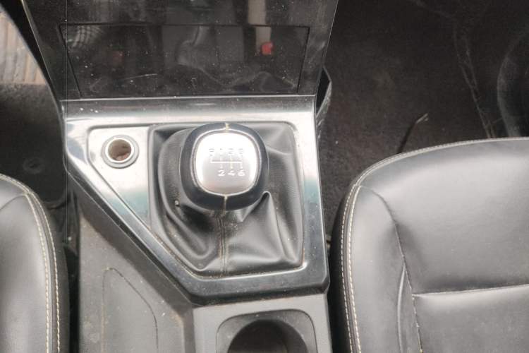 Used Wuling Hongguang PLUS 2019 1.5T Manual Luxury 7-Seater Gear Lever
